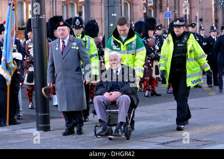 Manchester, UK. 10. November 2013. Ein älterer Mann ist abseits der Massen nach Gefühl krank während der Gedenkgottesdienst in St.-Peter Platzes, Manchester, getrieben, als die Toten aller Kriege um 11:00 am Sonntag, 11. November am nächsten nicht vergessen werden. 10. November 2013 Versetzung Manchester, UK Erinnerung: John Fryer/Alamy Live-Nachrichten Stockfoto