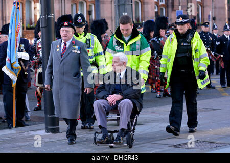 Manchester, UK. 10. November 2013. Ein älterer Mann ist abseits der Massen nach Gefühl krank während der Gedenkgottesdienst in St.-Peter Platzes, Manchester, getrieben, als die Toten aller Kriege um 11:00 am Sonntag, 11. November am nächsten nicht vergessen werden. 10. November 2013 Versetzung Manchester, UK Erinnerung: John Fryer/Alamy Live-Nachrichten Stockfoto