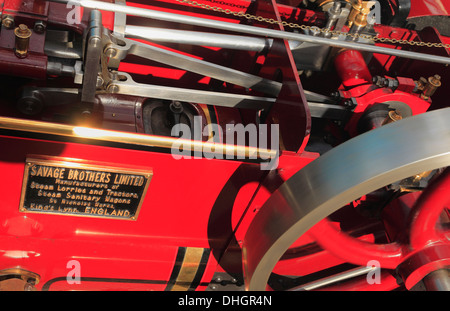 Die Arbeitsmaschinen eine rot lackierte Dampfmaschine. Stockfoto