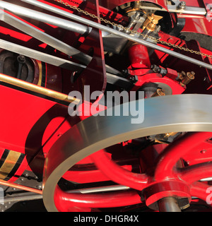 Die Arbeitsmaschinen eine rot lackierte Dampfmaschine. Stockfoto