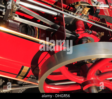 Die Arbeitsmaschinen eine rot lackierte Dampfmaschine. Stockfoto