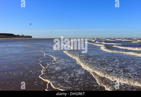 Wellen an der Küste alte Hunstanton an der North Norfolk-Küste. Stockfoto