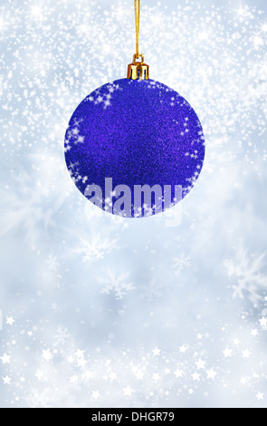 Frohe Weihnachten und Happy New Year Hintergrund mit blauer Weihnachtskugeln Stockfoto