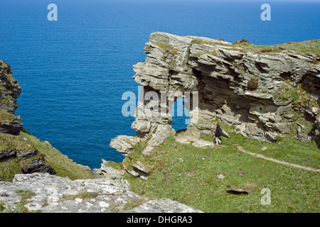 Die natürlichen Felsbogen lokal bekannt als Damen-Fenster auf dem South West Coast Path in der Nähe von Boscastle in Nord Cornwall, England, UK Stockfoto