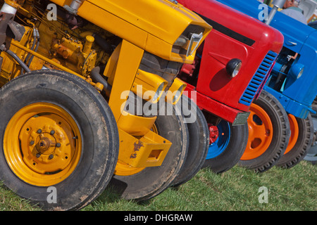 Restaurierte Oldtimer Traktoren auf dem Display an einen englischen Country fair Stockfoto