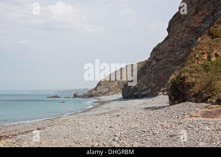 Der Kiesstrand im Millook Haven in North Cornwall UK Stockfoto