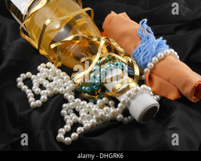 Flasche Champagner Wein mit weißen Diamanten auf schwarzem Hintergrund material Stockfoto