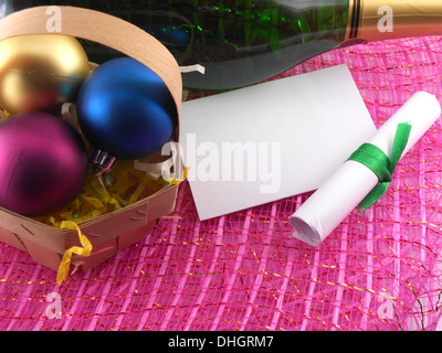 Neujahrs-Grußkarte, Champagner Flasche und Weihnachten Kugeln Stockfoto