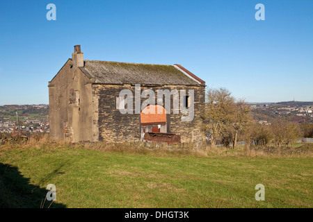 Alte Stein gebautes Haus heute unbewohnte auf Ackerland über Huddersfield, West Yorkshire Stockfoto