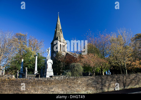 St. Johannes Evangelist-Kirche in Golcar in der Nähe von Huddersfield, West Yorkshire betrachtet aus einem flachen Winkel Stockfoto