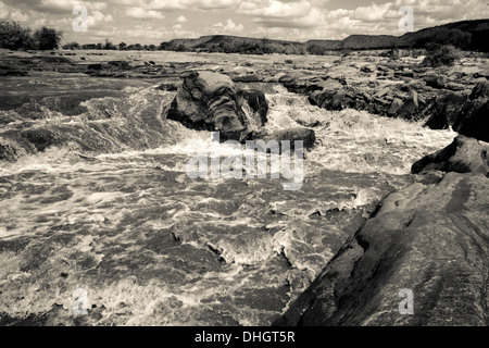 Der Lugard Falls, wo der Fluss Galana in eine Reihe von dramatischen Stromschnellen im Tsavo Nationalpark Kenia stürzt Stockfoto