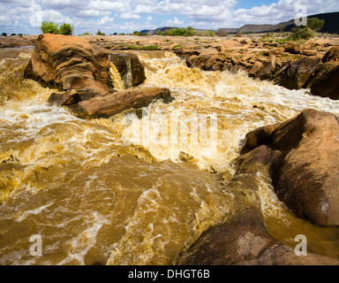 Der Lugard Falls, wo der Fluss Galana in eine Reihe von dramatischen Stromschnellen im Tsavo Nationalpark Kenia stürzt Stockfoto