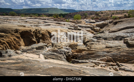 Der Lugard Falls, wo der Fluss Galana in eine Reihe von dramatischen Stromschnellen im Tsavo Nationalpark Kenia stürzt Stockfoto