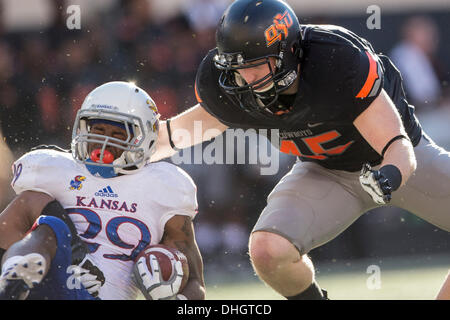 Stillwater, Oklahoma, USA. 9. November 2013. 9. November 2103: Oklahoma State Cowboys Linebacker Caleb Lavey (45) befasst sich mit Kansas Jayhawks Runningback James Sims (29) während der NCAA Football-Spiel zwischen die Kansas Jayhawks und die Oklahoma State Cowboys im Boone Pickens Stadium in Stillwater, OK. Die Cowboys besiegte die Jayhawks 42-6. © Csm/Alamy Live-Nachrichten Stockfoto