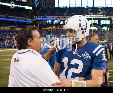 10. Oktober 2013 - Indianapolis, OH, Vereinigte Staaten von Amerika - 10. November 2013: Indianapolis Colts Quarterback Andrew Luck (12) trifft sich mit St. Louis Rams Head coach Jeff Fisher im Mittelfeld nach dem NFL-Spiel zwischen den St. Louis Rams und die Indianapolis Colts im Lucas Oil Stadium in Indianapolis, IN. Die St. Louis Rams besiegte die Indianapolis Colts 38-8. Stockfoto