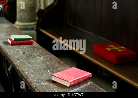 Buch der Hymnen alten & moderne auf Holzbank in Münster King's Lynn, Norfolk, England Stockfoto