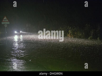 Helston nach Porthleven Rd., Cornwall, UK. 11. November 2013. Ein Auto fährt langsam durch Hochwasser, Starkregen und verstopften Abflüssen zurückzuführen. Bob Sharples/Alamy Stockfoto