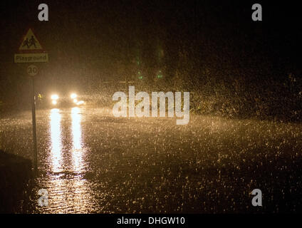 Helston nach Porthleven Rd., Cornwall, UK. 11. November 2013. Ein Auto fährt langsam durch Hochwasser, Starkregen und verstopften Abflüssen zurückzuführen. Bob Sharples/Alamy Stockfoto