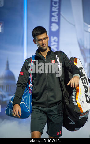 10.11.13, die O2-Arena, London, UK. Novak Djokovic (SRB) kommt auf dem Centrecourt in die Barclays ATP World Tour Finals für das Spiel mit Stanislas Wawrinka (SUI), Djokovic gewinnt 6: 3 6: 3 Stockfoto