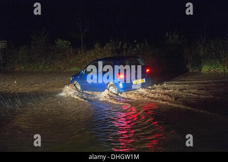 Helston nach Porthleven Rd., Cornwall, UK. 11. November 2013. Auto kämpft, durch Hochwasser verursacht durch Starkregen und verstopften Abflüssen zu fahren. Bob Sharples/Alamy Stockfoto