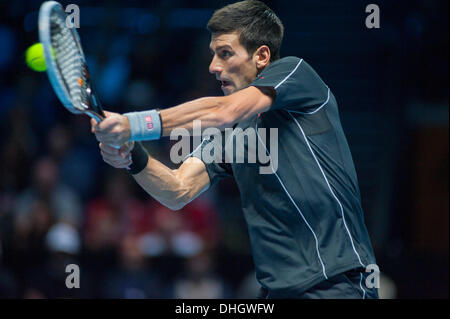 10.11.13, die O2-Arena, London, UK. Novak Djokovic (SRB) in Aktion im Semi-Finale auf die Barclays ATP World Tour Finals mit Stanislas Wawrinka (SUI), Djokovic gewinnt 6: 3 6: 3 Stockfoto