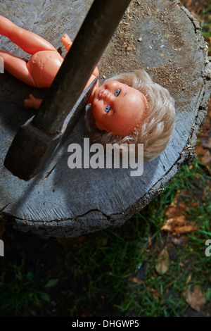 Ausführung - Mord an Kind Spielzeug aus Kunststoff Baby-Puppe mit einer Axt Stockfoto