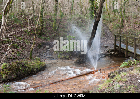 Wasserrohrbruch Gusseisen in Stream Stockfoto