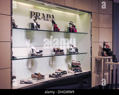 Prada Schuhe Display im Bloomingdale's Kaufhaus Interieur, NYC Stockfoto