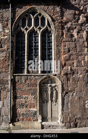 EXETER, DORSET, Großbritannien - 10. OKTOBER 2013: Details mit mittelalterlichem Fenster und WW1. Gedenkstätte an der Kirche St. Olaves Stockfoto