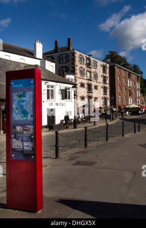 EXETER, DORSET, Großbritannien - 10. OKTOBER 2013: The Quayside mit Informationskarte und die alten Quay-Gebäude im Hintergrund Stockfoto