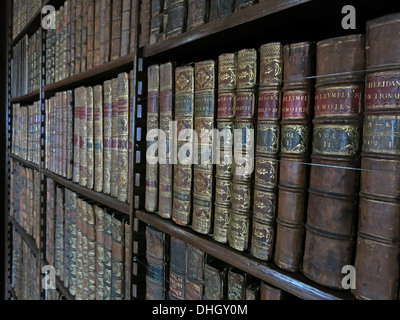 Bücher in der formellen Bibliothek, in der Halle Dunham Massey House, NT bei Altrincham, Cheshire, England, Großbritannien, WA14 4SJ Stockfoto