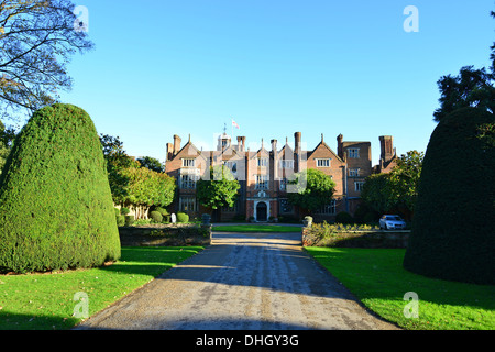 Eingang zum 15. Jahrhundert große Fosters Hotel, Stroude Road, Egham, Surrey, England, Vereinigtes Königreich Stockfoto