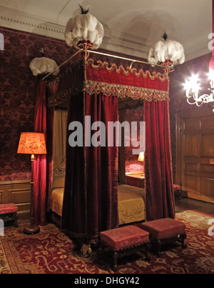 Rotes Schlafzimmer, Dunham Massey, abends. NT in der Nähe von Altrincham, Cheshire, England, UK Stockfoto