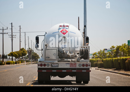 Rückansicht des Propan-Tank-Lkw unterwegs - Kalifornien USA Stockfoto