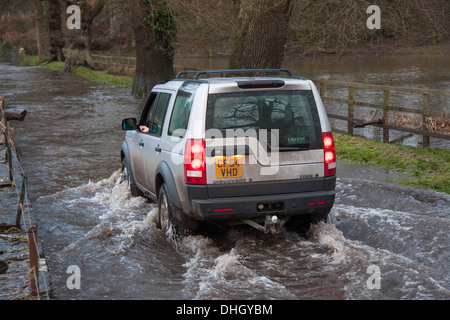 Land Rover fahren durch Hochwasser Stockfoto