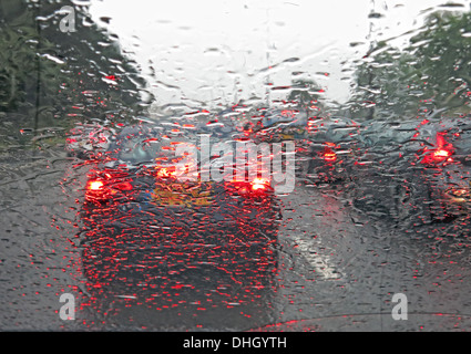 Autos auf einer Autobahn bei sehr nassem Wetter M6 Cheshire Stockfoto