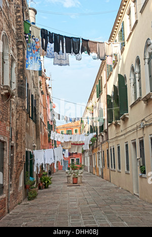 Wäsche hängen in einer engen Straße in Venedig, Italien Stockfoto