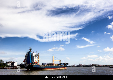 Kommerzielle Containerschiff mit blauem Himmel ist im Fluss Chao Phraya. Stockfoto