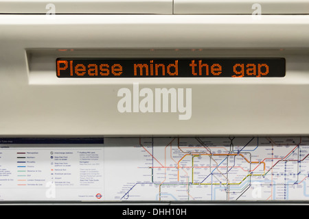 "Bitte Mind the Gap" Mitteilung über eine Bahn von London Stockfoto