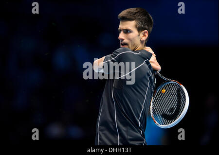 London, UK. 10. November 2013. Novak Djokovic Serbien (SRB) in Aktion in seinem Herren Einzel Semi Finale gegen Stanislas Wawrinka der Schweiz (SUI) tagsüber sieben die Barclays ATP World Tour Finals in der O2 Arena. Bildnachweis: Aktion Plus Sport/Alamy Live-Nachrichten Stockfoto