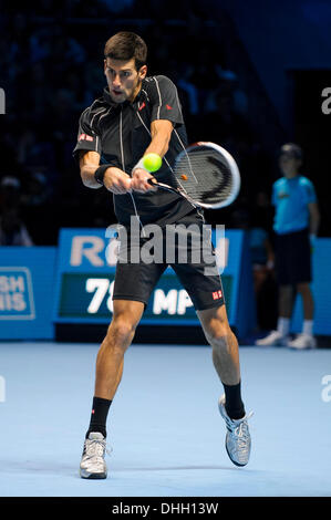 London, UK. 10. November 2013. Novak Djokovic Serbien (SRB) in Aktion in seinem Herren Einzel Semi Finale gegen Stanislas Wawrinka der Schweiz (SUI) tagsüber sieben die Barclays ATP World Tour Finals in der O2 Arena. Bildnachweis: Aktion Plus Sport/Alamy Live-Nachrichten Stockfoto