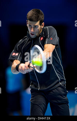 London, UK. 10. November 2013. Novak Djokovic Serbien (SRB) in Aktion in seinem Herren Einzel Semi Finale gegen Stanislas Wawrinka der Schweiz (SUI) tagsüber sieben die Barclays ATP World Tour Finals in der O2 Arena. Bildnachweis: Aktion Plus Sport/Alamy Live-Nachrichten Stockfoto