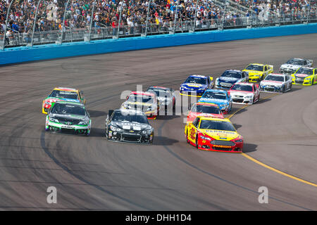 Avondale, AZ, USA. 10. November 2013. Avondale, AZ - 10. November 2013: Der NASCAR Sprint Cup Teams nehmen an der Strecke für das Rennen AdvoCare 500 auf dem Phoenix International Raceway in Avondale, AZ. © Csm/Alamy Live-Nachrichten Stockfoto