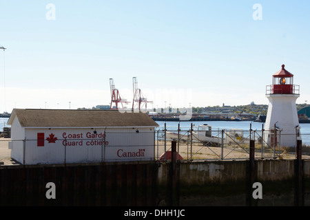 Ein Blick auf den Leuchtturm auf der Coast Guard Base in Saint John Saint John, NB, 9. Oktober 2013. Stockfoto