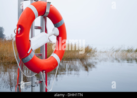 Sicherheitsausrüstung. Leuchtend rote sicher Rettungsring auf dem Pier in Finnland Stockfoto