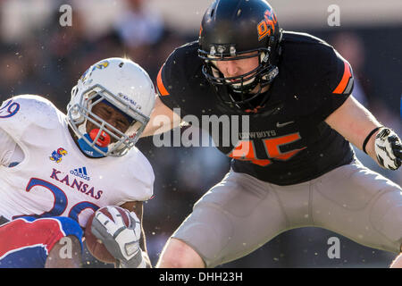 Stillwater, Oklahoma, USA. 11. November 2013. 9. November 2013 - Stillwater, Oklahoma, Vereinigte Staaten von Amerika - 9. November 2103: Oklahoma State Cowboys Linebacker Caleb Lavey (45) befasst sich Kansas Jayhawks laufen zurück James Sims (29) während der NCAA Football-Spiel zwischen die Kansas Jayhawks und die Oklahoma State Cowboys im Boone Pickens Stadium in Stillwater, OK. Die Cowboys besiegte die Jayhawks 42-6. © Csm/Alamy Live-Nachrichten Stockfoto