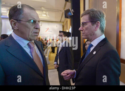 Der Amtierende Außenminister Guido Westerwelle (R, FDP) Spricht bin 11.11.2013 in Neu-Delhi-Gurgaon (Indien) Im Rahmen des ASEM-Treffens Mit Dem Russischen Außenminister Sergej Lawrow. Auf Seiner Letzten Großen Auslandsreise freu der Minister Indien Und Anschließend die Vereinigten Arabischen Emirate. Foto: Rainer Jensen/dpa Stockfoto