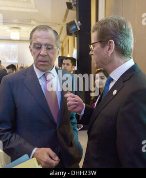 Der Amtierende Außenminister Guido Westerwelle (R, FDP) Spricht bin 11.11.2013 in Neu-Delhi-Gurgaon (Indien) Im Rahmen des ASEM-Treffens Mit Dem Russischen Außenminister Sergej Lawrow. Auf Seiner Letzten Großen Auslandsreise freu der Minister Indien Und Anschließend die Vereinigten Arabischen Emirate. Foto: Rainer Jensen/dpa Stockfoto