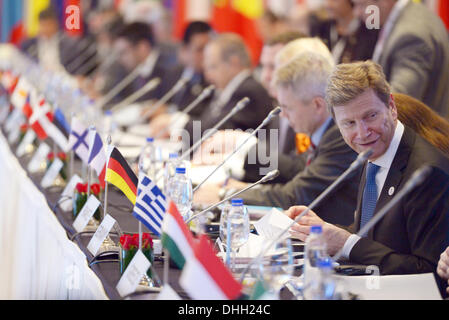 Der Amtierende Bundesaußenminister Guido Westerwelle (FDP, R) Nimmt bin 11.11.2013 in Neu Delhi (Indien) am ASEM-Treffen Teil. Auf Seiner Letzten Großen Auslandsreise freu der Minister Indien Und Anschließend die Vereinigten Arabischen Emirate. Foto: Rainer Jensen/dpa Stockfoto