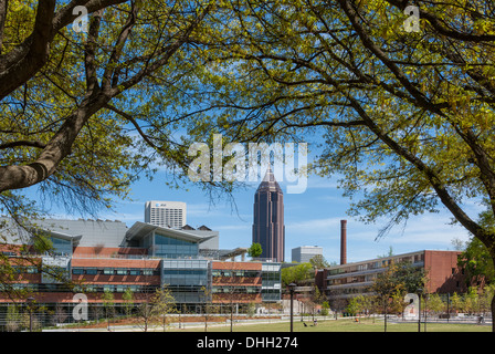 Georgia Tech Campus mit Blick auf die Skyline von Midtown Atlanta. (USA) Stockfoto